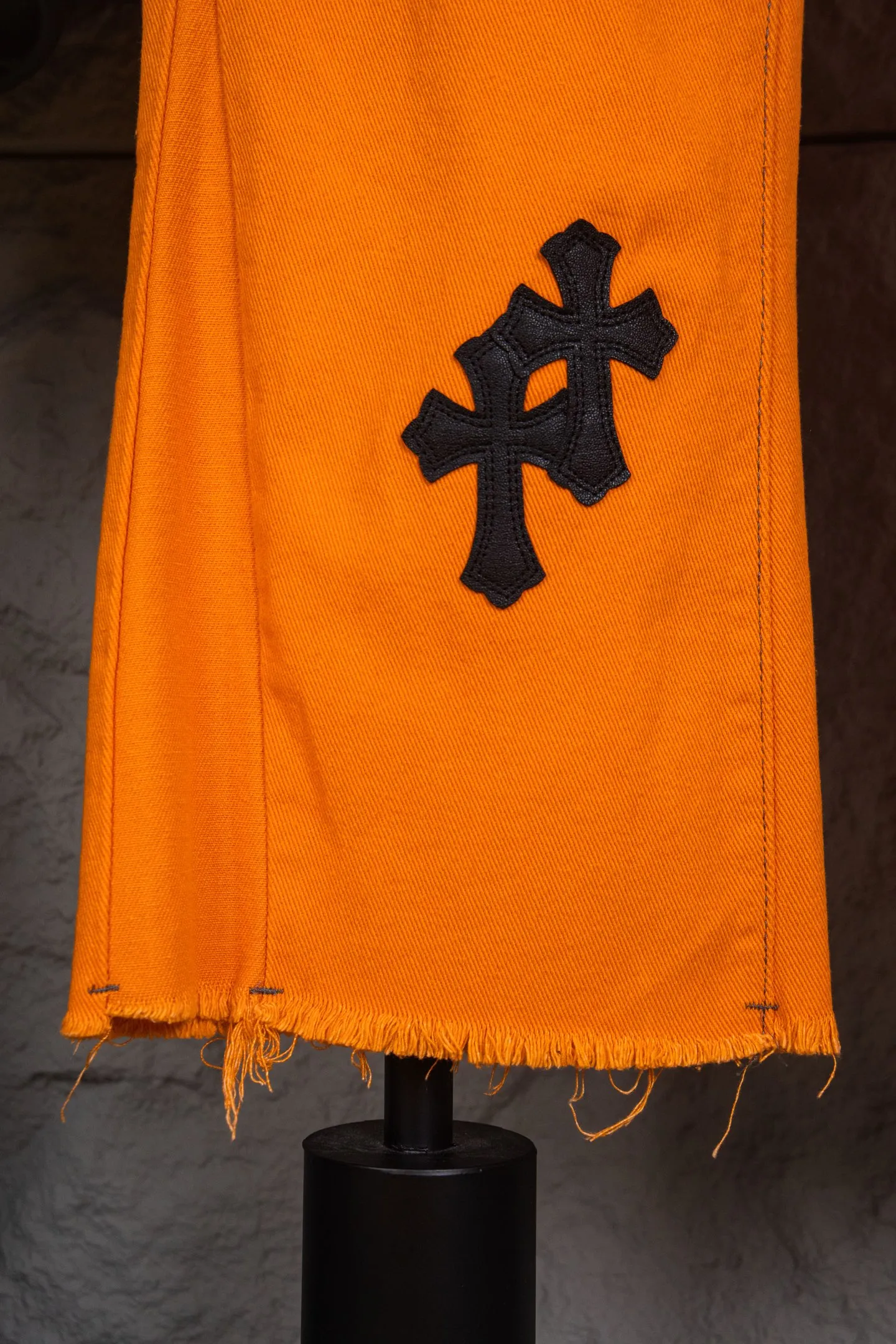 P260 top version Chrome Hearts Orange Cow King patch leather flared jeans 🌞It can be called the most summery style of Chrome Hearts. The vibrant orange is the unique and passionate color of summer. Wearing it, it seems to bring sunshine and dazzling dazzling.  These pants are modified based on Levi's genuine American-made 90 second-hand soleplates, and the quality is guaranteed. The sterling silver hardware accessories are full of texture and reflect fine light as the body moves, giving it a high-end feel. The lambskin leather craftsmanship is exquisite, the soft leather collides with the tough denim, and the design is full of sense.  The bell-bottom style is retro and fashionable. It not only modifies the shape of the legs, but also makes you walk with wind and full aura. Whether paired with a simple white T-shirt or a personalized short top, you can easily create an exclusive trendy look.  🔶The unique orange color stands out among the crowd of jeans and easily becomes the focus of your outfit.  Size covers M-XXL (corresponding to sizes 30-36),